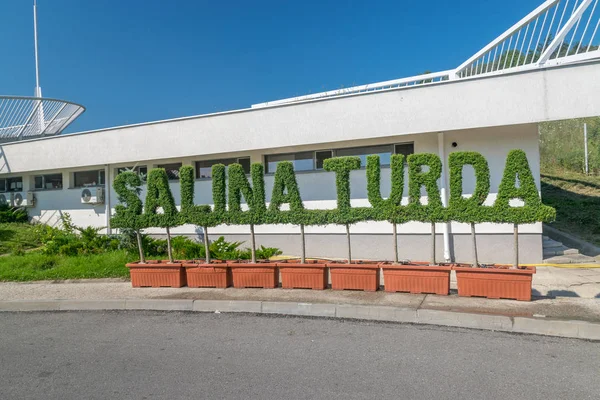 SALINA TURDA, RUMANIA - 4 DE AGOSTO DE 2018: Entrada a la mina de sal Salina Turda en Rumania, clasificada entre las 25 joyas ocultas en todo el mundo que valen la pena la caminata — Foto de Stock