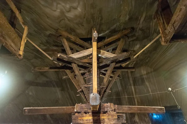 SALINA TURDA, RUMANIA - 4 DE AGOSTO DE 2018: La sala Crivac alberga un cabrestante utilizado para levantar rocas de sal en la superficie y data de 1881. Salina Turda mina de sal en Rumania —  Fotos de Stock