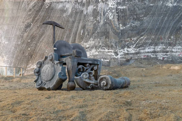 SALINA TURDA, ROMANIA - AUGUST 4, 2018: Old mining instruments at the Salina Turda salt mine in Romania, ranked among the 25 hidden gems around the world that are worth the trek — Stock Photo, Image