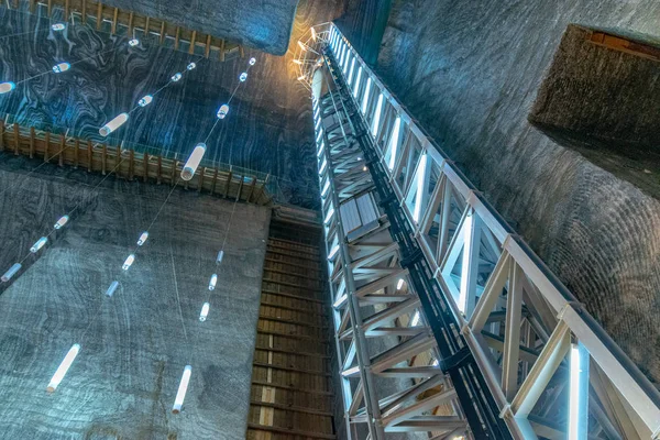 Salina Turda, Romanya - 4 Ağustos 2018: Rudolf mayın panoramik Asansör turist bütün bir bakış sunuyor benim Turda tuz benim, Romanya