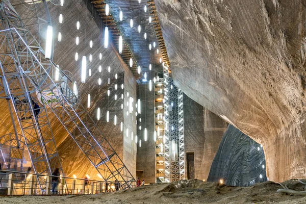 SALINA TURDA, ROMANIA - AUGUST 4, 2018:  The main hall, Rudolf mine, at the Salina Turda salt mine in Romania, ranked among the 25 hidden gems around the world that are worth the trek — Stock Photo, Image