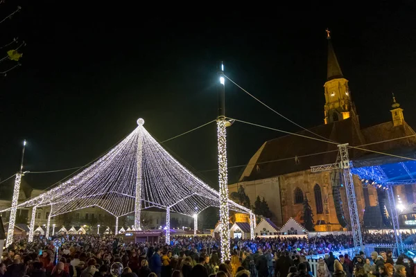 CLUJ-NAPOCA, ROMANIA - 23 DE NOVIEMBRE DE 2018: Mercado de Navidad en la Plaza Unirii, Transilvania, Rumania — Foto de Stock