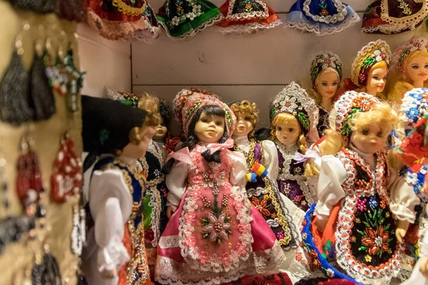 Kaloşvar, Romanya-23 Kasım 2018: Geleneksel bebek belgili tanımlık Noel çarşı içinde Unirii Square, Transilvanya, Romanya