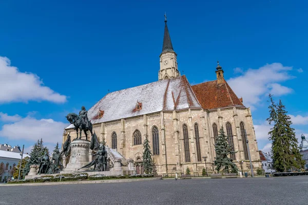 Chiesa di San Michele e Matthias Corvinus Monumento in città — Foto Stock