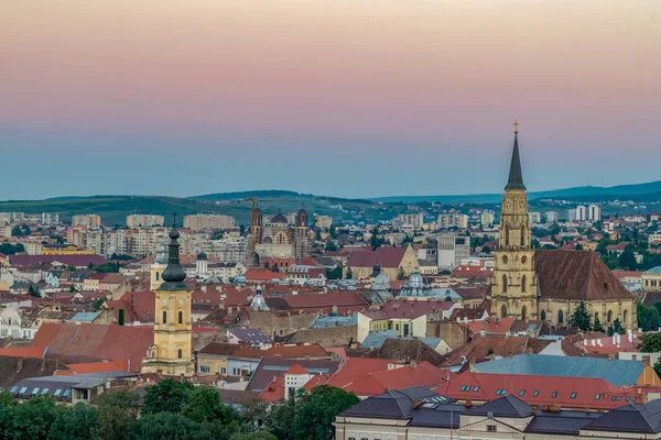La vieja ciudad de Cluj-Napoca al atardecer vista desde el Parque Cetatuia — Foto de Stock