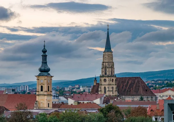 La Chiesa francescana e la Chiesa di San Michele a Cluj-Napoca, R — Foto Stock