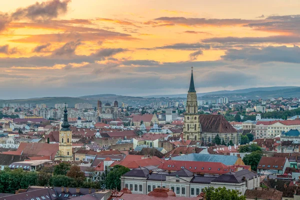 La ciudad vieja de Cluj-Napoca con la iglesia franciscana y San M —  Fotos de Stock