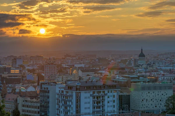 Visão geral da cidade de Cluj ao nascer do sol de Cetatuia Hill em Cluj-Napoca , — Fotografia de Stock