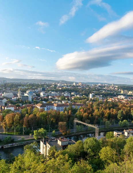 Nézd a kolozsvári központi Park, egy napsütéses napon a kék sk — Stock Fotó