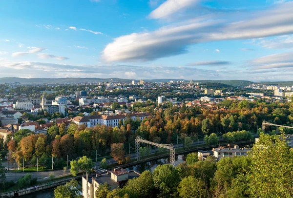 Vista para o Parque Central Cluj-Napoca em um dia ensolarado com azul sk — Fotografia de Stock