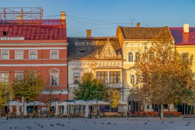 Kaloşvar, Romanya-13 Ekim 2018: Cluj-Napoca şehir merkezi. Unirii Meydanı'na bir güzel, açık gökyüzü gün gündoğumu, Josika Sarayı ve Wass Sarayı görüntülemek