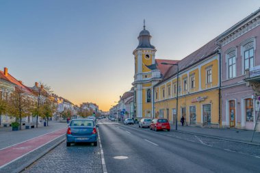 Cluj-Napoca, Romanya - 13 Ekim 2018: Romanya 'nın Cluj-Napoca kentinde yer alan Heroes' Avenue, Eroilor Caddesi 'ndeki Şekil Değiştirme Kilisesi.