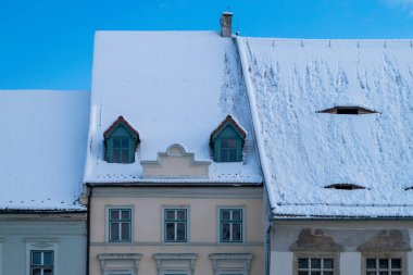 Sibiu, Romanya karla kaplı geleneksel Ortaçağ evleri