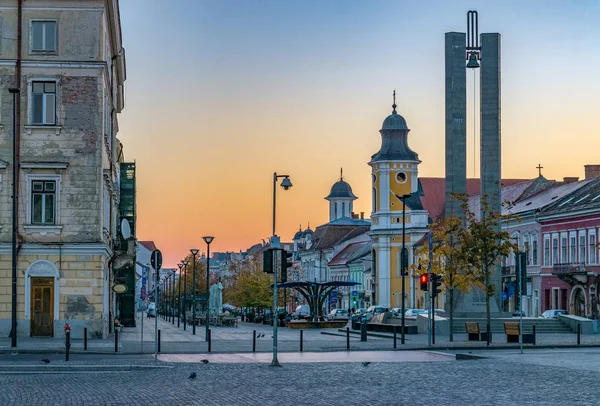 Centro de Cluj-Napoca. Vista desde la Plaza Unirii hasta la Avenida Eroilor, Avenida de los Héroes - una avenida central en Cluj-Napoca, Rumania . — Foto de Stock