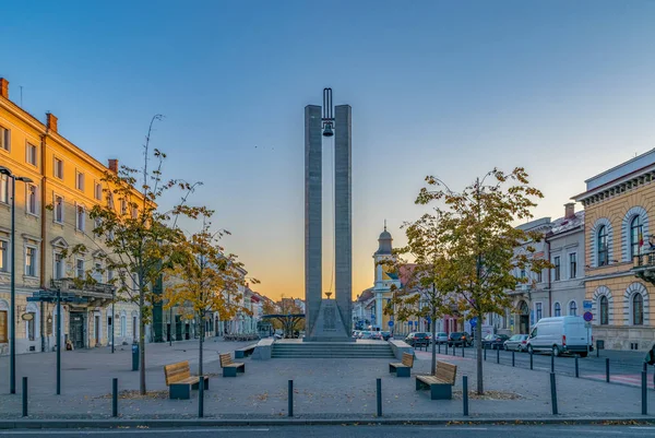 Memorandum Monument on Eroilor Avenue, Heroes 'Avenue - una avenida central en Cluj-Napoca, Rumania . — Foto de Stock