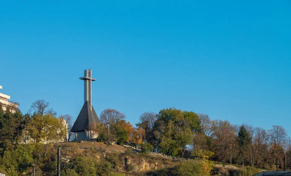 Monument to National Heroes in the shape of a Cross on the Cetatuia hill overlooking Cluj-Napoca, Romania. — Stock Photo, Image