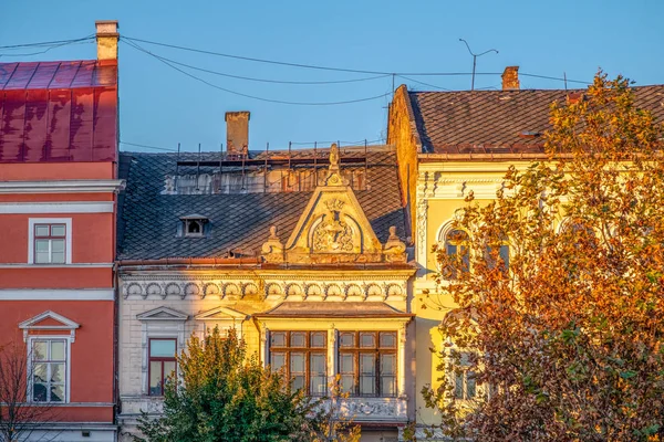Centro de Cluj-Napoca. Vista desde la Plaza Unirii hasta el Palacio de Wass al amanecer en un hermoso y claro día de cielo . — Foto de Stock