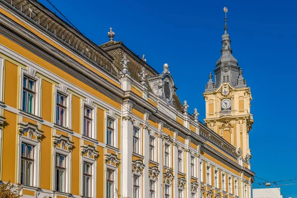 Cluj-Napoca City Hall på en solig sommardag med klarblå himmel i Rumänien. Här erbjuds en Viennese barock fasaden med hörnet klocktorn. — Stockfoto