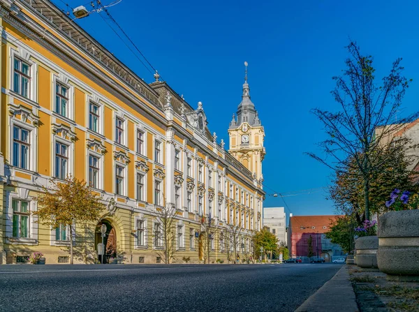 Cluj-napoca Rathaus an einem sonnigen Sommertag mit blauem Himmel in Rumänien. es verfügt über eine Wiener Barockfassade mit einem Eckuhrturm. — Stockfoto