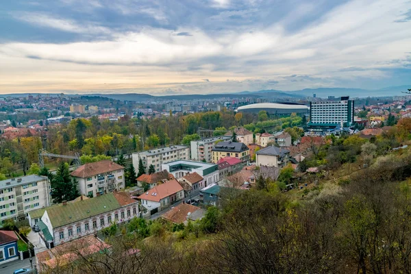 Вид на Клуж-Фаоку с холма Четатуй с многофункциональным стадионом Клуж Арена на заднем плане в пасмурный день в Клуж-Фаоке, Румыния . — стоковое фото