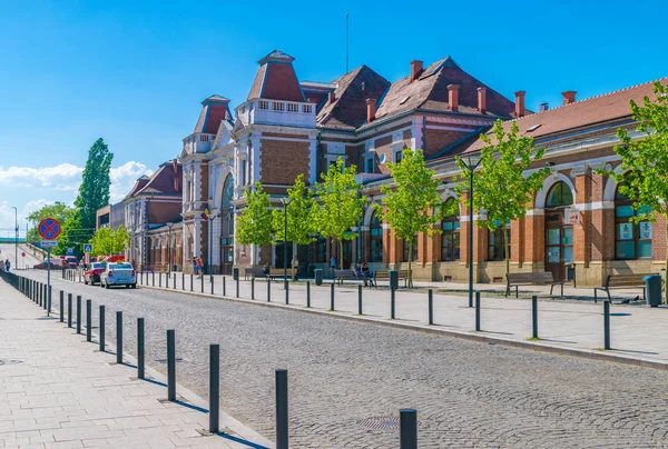 Cluj-Napoca, Roemenië-29 April 2018: Station van Cluj Napoca op een zonnige dag met blauwe hemel in Roemenië — Stockfoto
