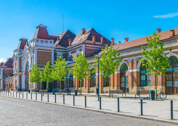 Kaloşvar, Romanya-29 Nisan 2018: Cluj Napoca tren istasyonu ile Romanya'da mavi gökyüzü güneşli bir günde