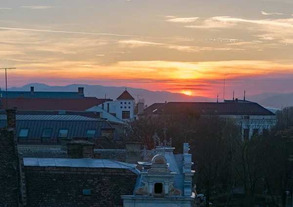 Prachtige zonsondergang in Cluj-Napoca, Roemenië — Stockfoto