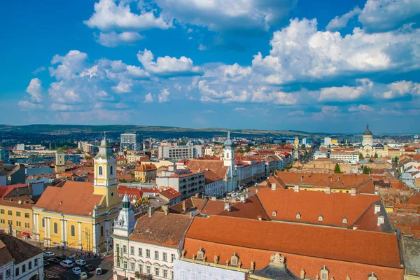 CLUJ-NAPOCA, ROMÉNIA - 21 de agosto de 2018: Visão geral de Cluj-Napoca vista da Igreja de São Miguel com Igreja Evangélica e Igreja Unitária em Cluj-Napoca, Romênia . — Fotografia de Stock