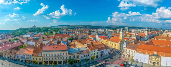 Cluj-Napoca, Romanya - 21 Ağustos 2018: Cluj-Napoca panoraması Romanya 'nın Cluj-Napoca kentindeki St. Michael Kilisesi' nden izlendi.
