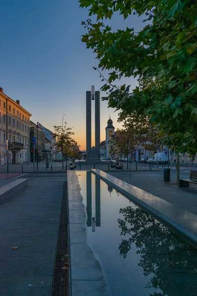 CLUJ-NAPOCA, ROMÉNIA - 13 de outubro de 2018: Centro da cidade de Cluj-Napoca. Vista da Praça Unirii para o Monumento Memorando e Avenida Eroilor, Avenida dos Heróis - uma avenida central em Cluj-Napoca, Romênia . — Fotografia de Stock