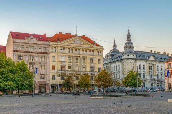 CLUJ-NAPOCA, ROMÉNIA - 13 de outubro de 2018: Centro da cidade de Cluj-Napoca. Vista da Praça Unirii para o Hotel New York ao nascer do sol em um belo dia de céu limpo . — Fotografia de Stock