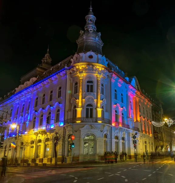 CLUJ-NAPOCA, ROMANIA - December 1, 2018: New York or Continental Hotel in Cluj-Napoca, Romania illuminated in the colors of Romanian national flag — Stock Photo, Image