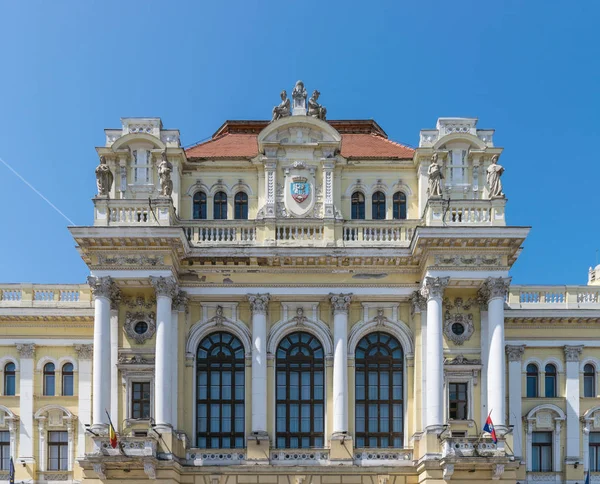 Edificio del Ayuntamiento de Oradea, Región de Crisana, Rumania —  Fotos de Stock