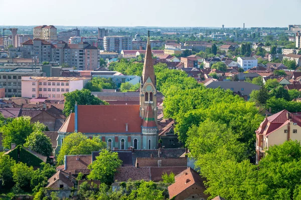 Oradea ciudad vista desde arriba en un día soleado, Rumania — Foto de Stock
