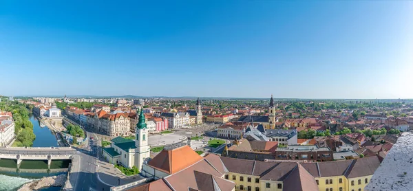 Oradea - Union Square, Saint Ladislau köprü ve Crisul Nehri Oradea, Romanya ile tarihi merkez Panoraması — Stok fotoğraf