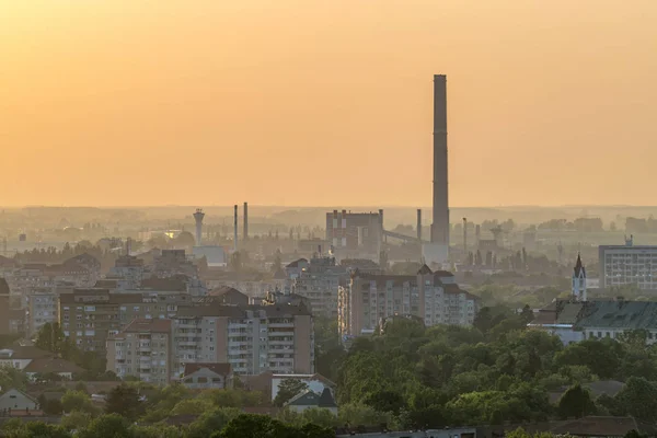 Oradea ciudad vista desde arriba al atardecer, Rumania — Foto de Stock