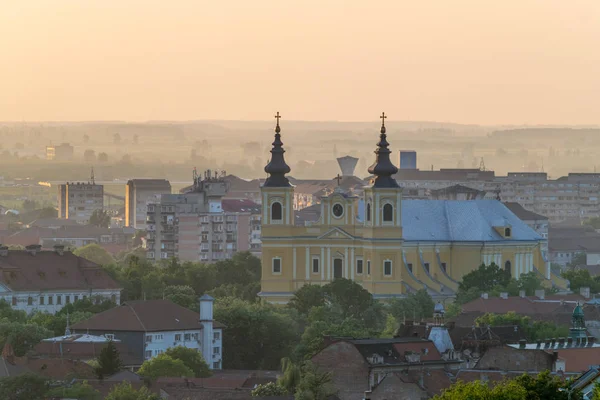 Oradea ciudad vista desde arriba al atardecer, Rumania — Foto de Stock