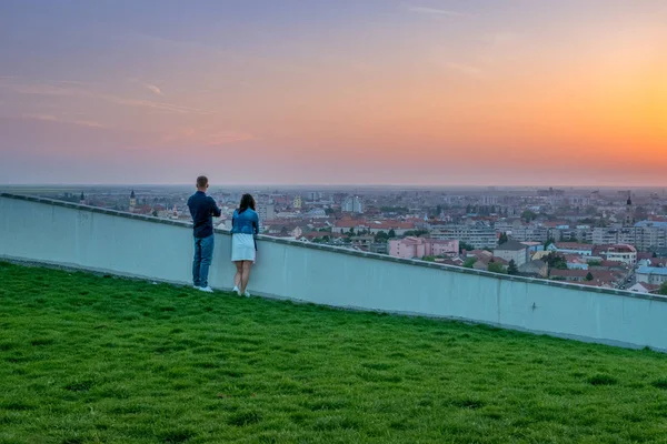 Çift wathing gün batımı Oradea mantar Hill Romanya
