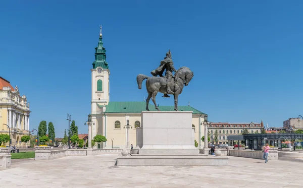 ORADEA, ROMANIA - 28 ABRIL, 2018: Escultura de Mihai Viteazu en la Plaza de la Unión en Oradea, Rumania — Foto de Stock