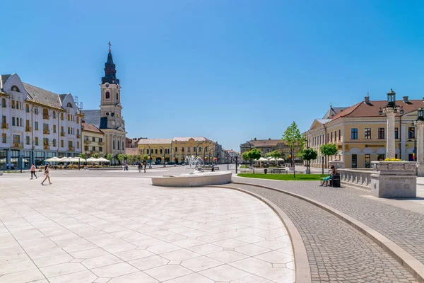 ORADEA, ROMÉNIA - 28 de abril de 2018: Union Square no centro de Oradea, Roménia — Fotografia de Stock