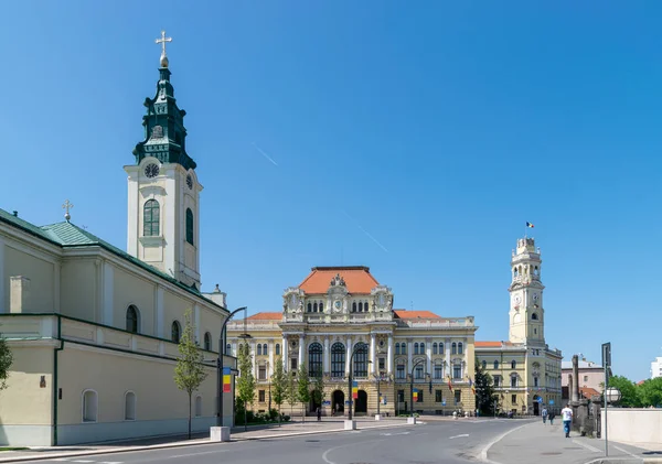 ORADEA, ROMANIA - 28 ABRIL, 2018: El centro de Oradea junto a Union Square — Foto de Stock
