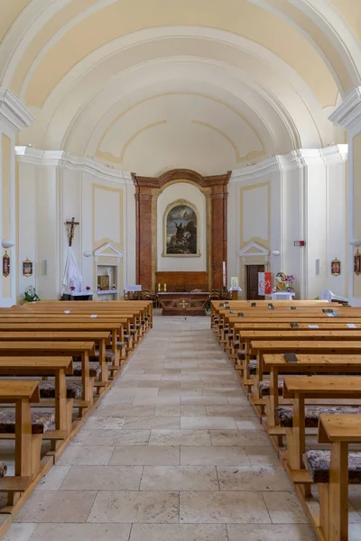 ORADEA, ROMÉNIA - 28 DE ABRIL DE 2018: Dentro de uma igreja na Cidadela de Oradea, construa em 1241 — Fotografia de Stock
