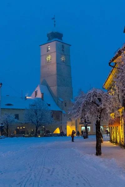 Башня Совета Сибиу в зимний вечер на Большой площади, Сибиу, Трансильвания, Румыния — стоковое фото