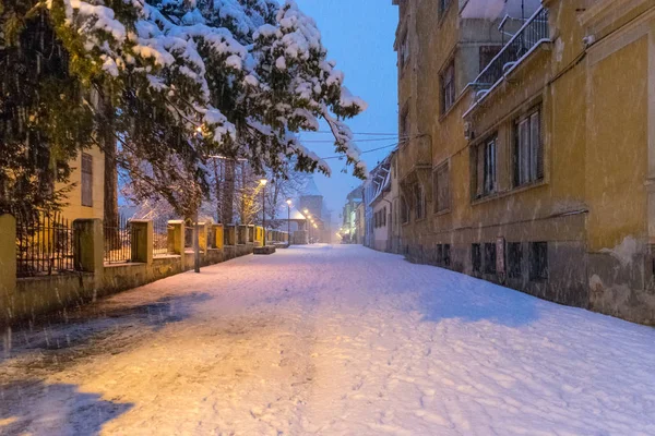 Вид на улицу Цетаций в историческом центре Сибиу зимним вечером в регионе Трансильвания, Румыния — стоковое фото