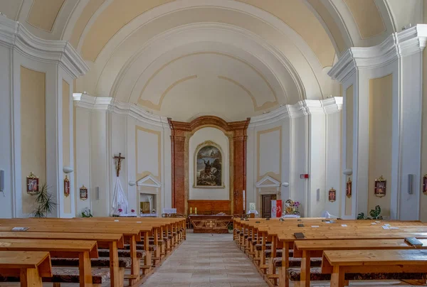 ORADEA, ROMÉNIA - 28 DE ABRIL DE 2018: Dentro de uma igreja na Cidadela de Oradea, construa em 1241 — Fotografia de Stock