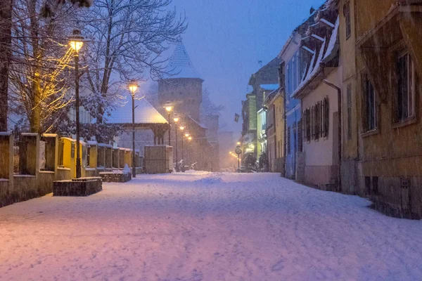 Вид на улицу Цетаций в историческом центре Сибиу зимним вечером в регионе Трансильвания, Румыния — стоковое фото