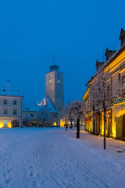 Башня Совета Сибиу в зимний вечер на Большой площади, Сибиу, Трансильвания, Румыния — стоковое фото