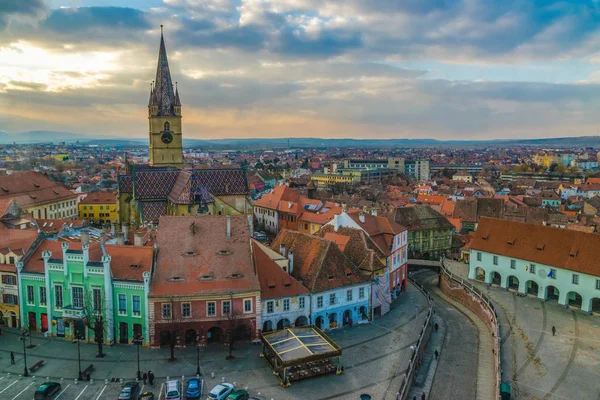 Vue sur la petite place et la cathédrale luthérienne de Sibiu dans la région de Transylvanie, Sibiu, Roumanie — Photo