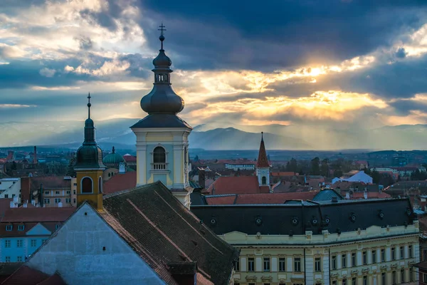 Vista para os telhados da igreja de Sibiu no centro de Sibiu, Romênia — Fotografia de Stock