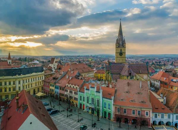 Vista a la Pequeña Plaza y la Catedral Luterana de Sibiu en la región de Transilvania, Sibiu, Rumania — Foto de Stock